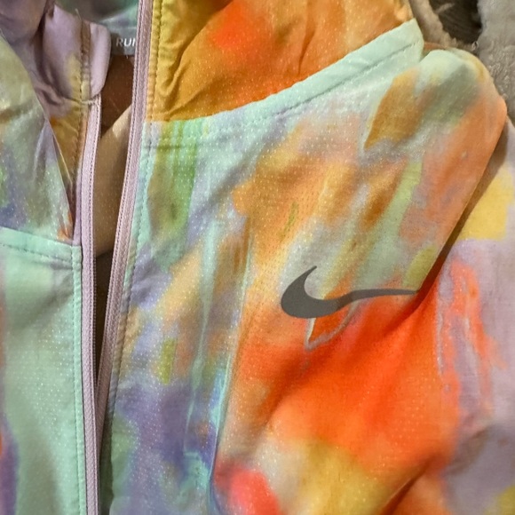 Like new Nike lightweight running rain jacket - Picture 5 of 10
